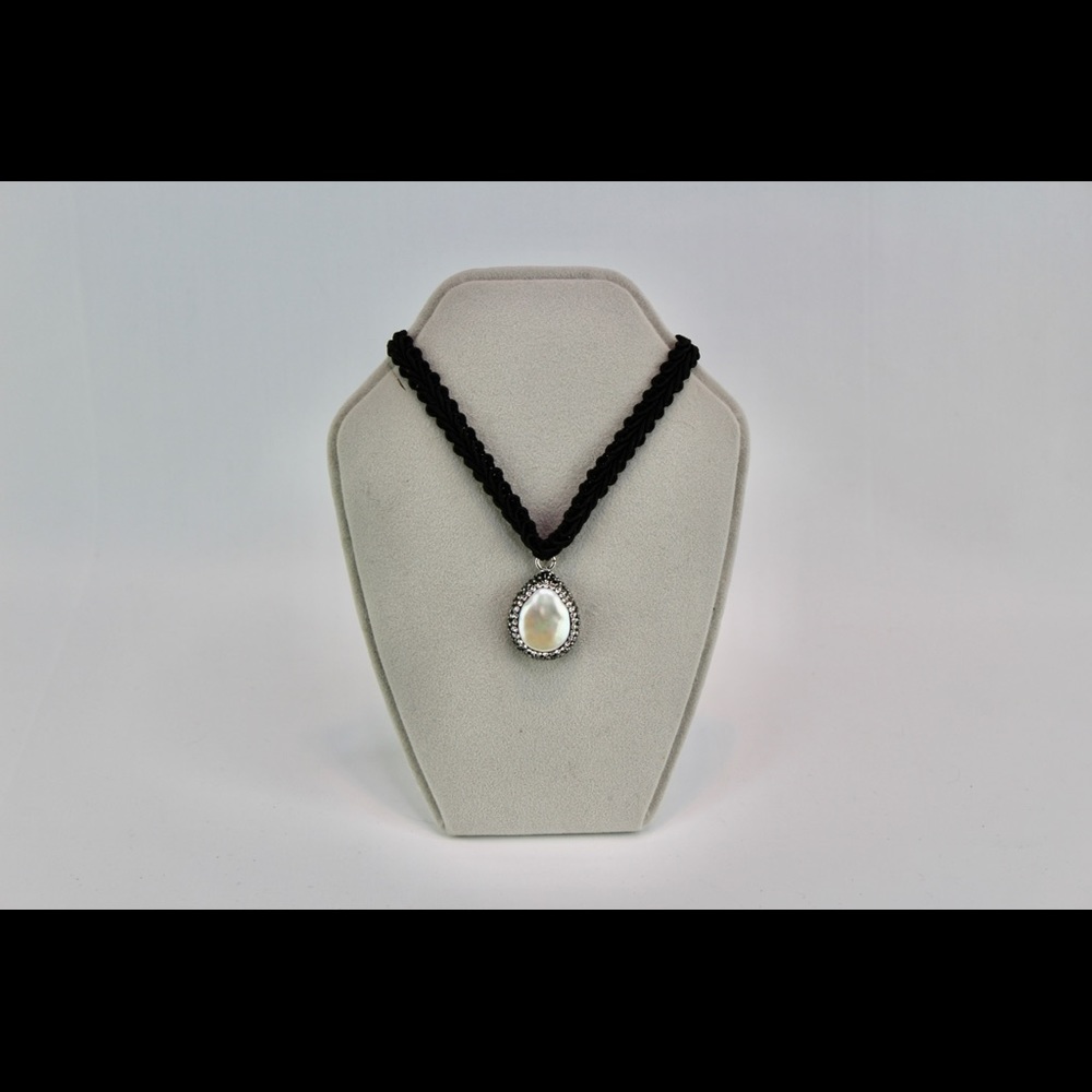 Mother Of Pearl Pendant Chocker